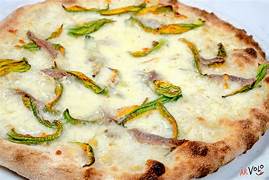 pizza con impasto a 48h di lievitazione con fiori di zucca mozzarella e alici